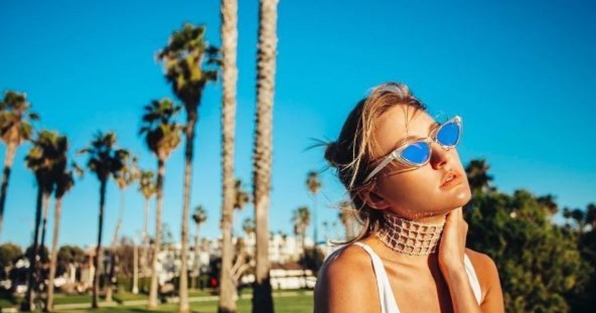 Сексапільна LAYAH похизувалася довгими ногами та сідницями у стильному фотосеті