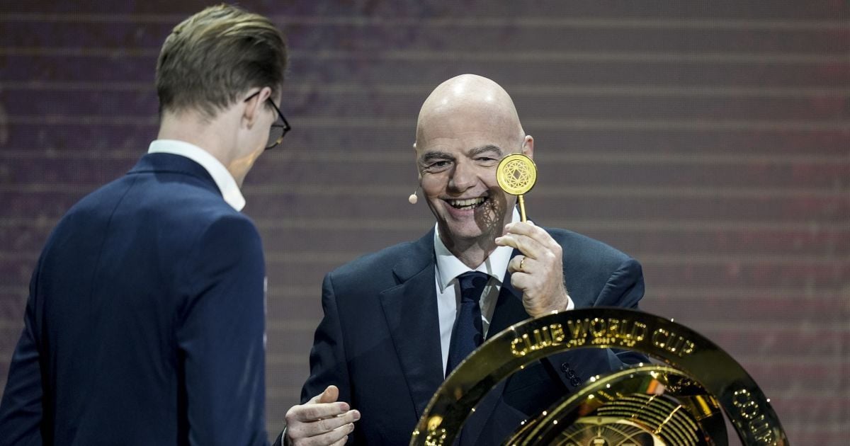 Президент ФІФА Джанні Інфантіно з трофеєм Клубного чемпіонату світу-2025 з футболу