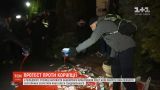 Файеры и красная краска: активисты Нацкорпуса пикетировали дом сына Гладковского в Козине