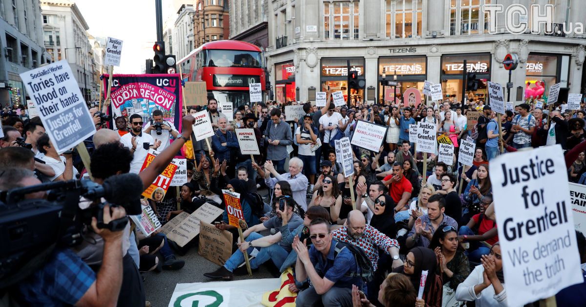 Лондон охватили антиправительственные протесты после пожара в Гренфелл-тауэр