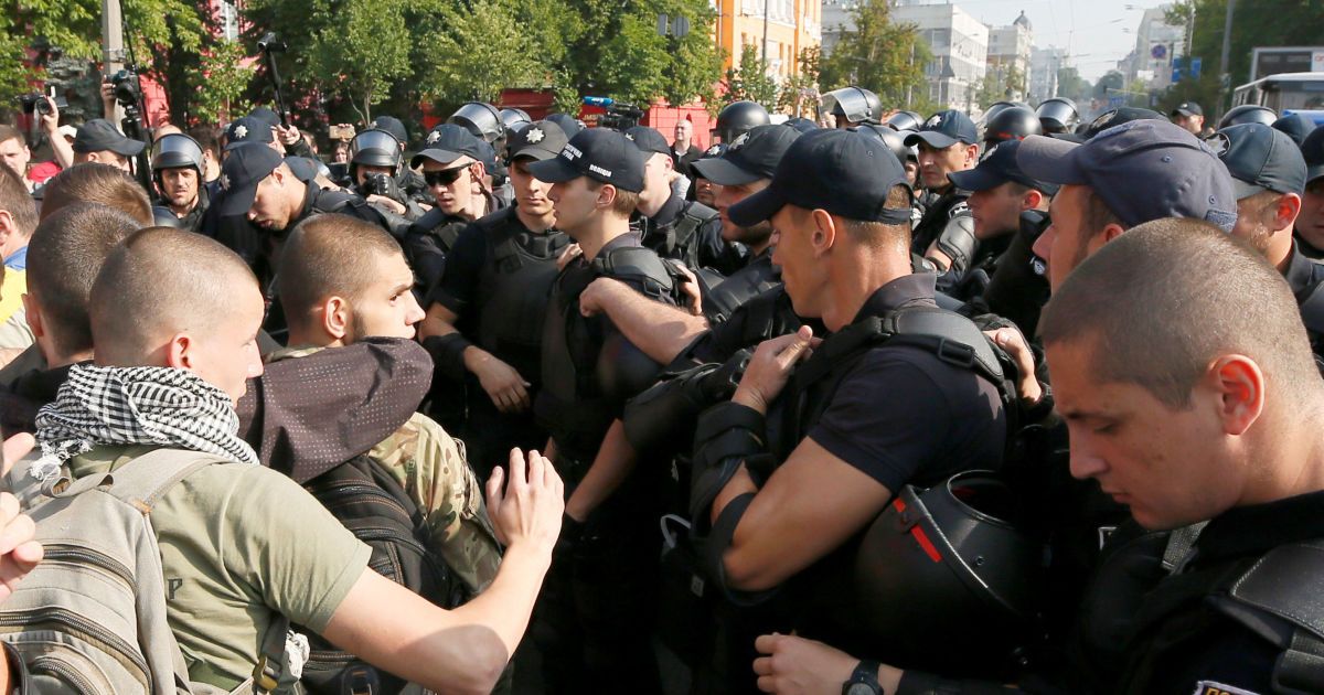 На "Марші рівності" поліція затримала шістьох протестувальників: їх уже повезли до відділка