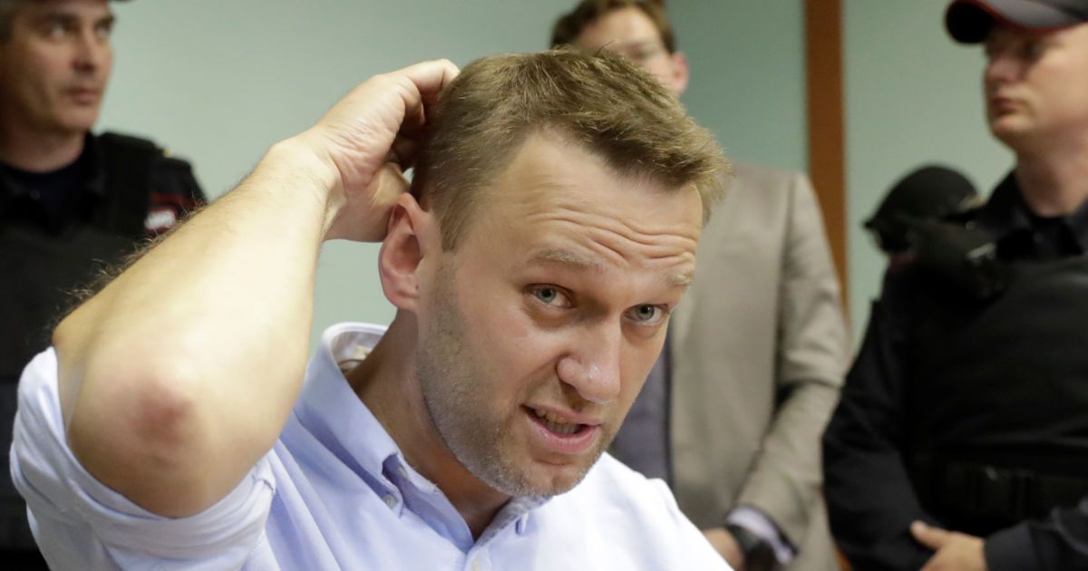 Глава Росгвардии вызвал Навального на дуэль, пообещав сделать из него "сочную отбивную"