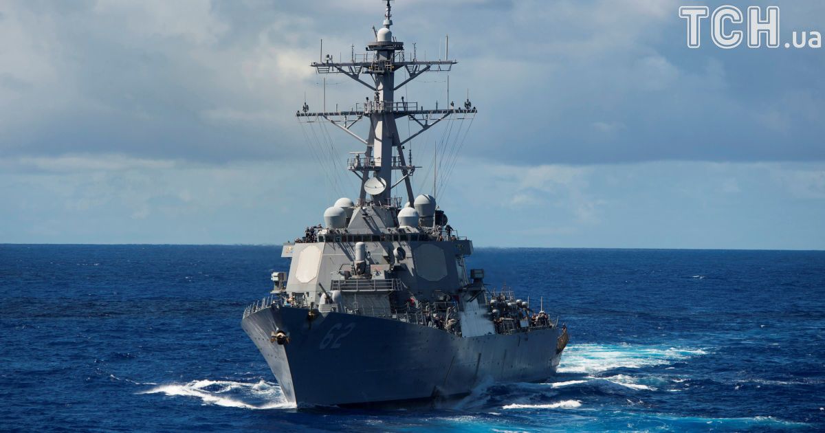 ЗМІ повідомили про постраждалого під час зіткнення есмінця ВМС США із торговим судном