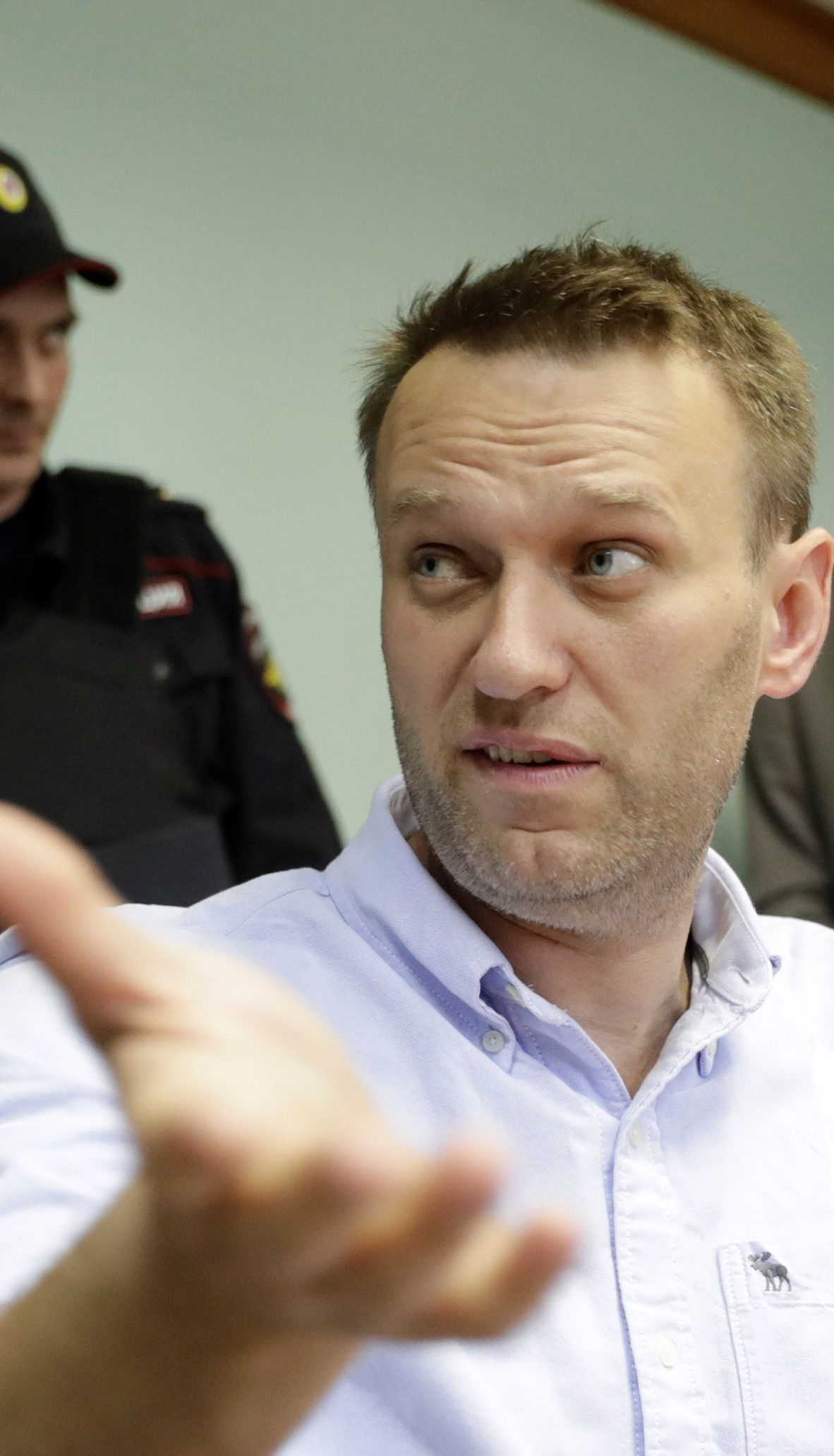 Навальному стало плохо в камере: вызвали "скорую"