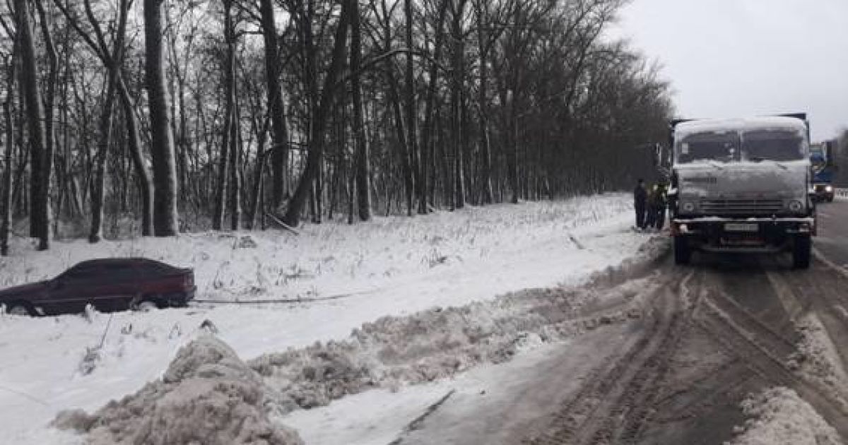 Десятки фур зупинилися на Запоріжжі через негоду