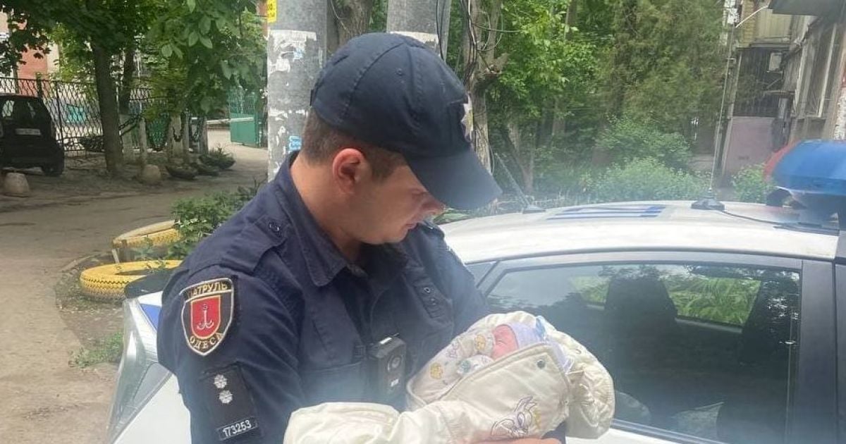 В Одессе пьяная женщина с младенцем на руках возмутила очевидцев: падала и ругалась на прохожих