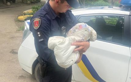 В Одессе пьяная женщина с младенцем на руках возмутила очевидцев: падала и ругалась на прохожих