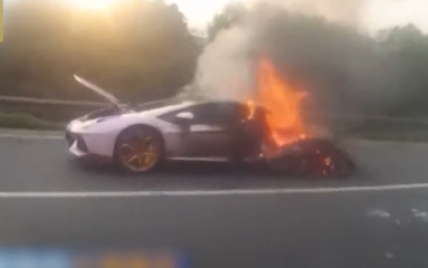 Гиперкар Lamborghini сгорел из-за перегрева у пробке в Китае. Видео