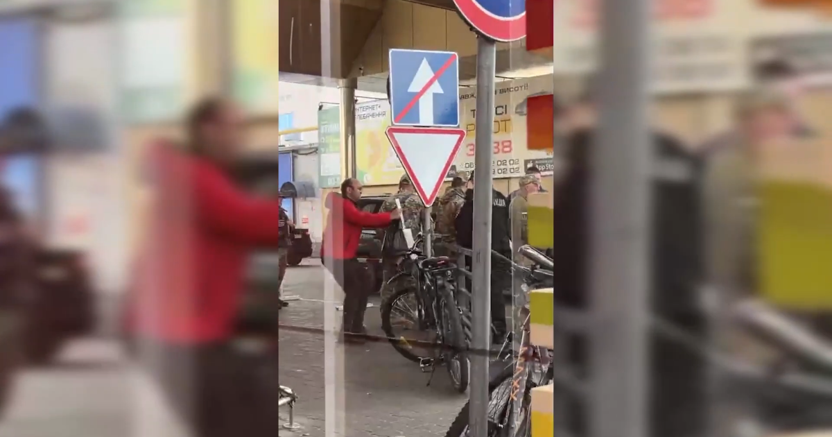 У Житомирі чоловік станцював перед працівниками ТЦК / Фото: "Труха"