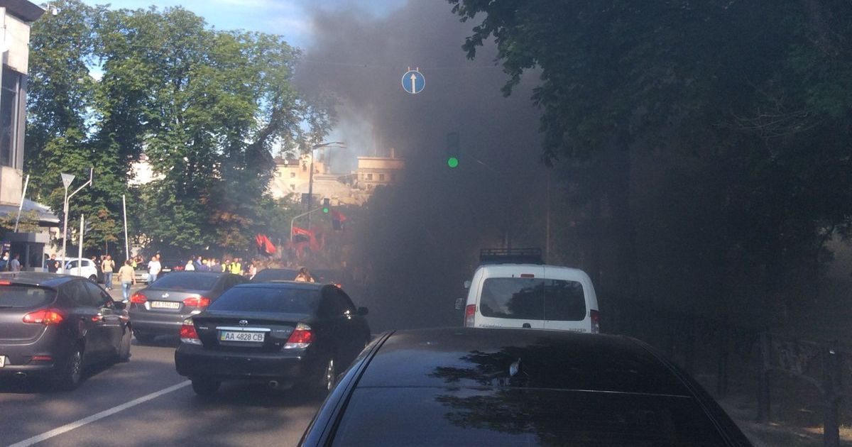 Під Радою знову палять фаєри: активісти вимагають зняти недоторканність з Добкіна