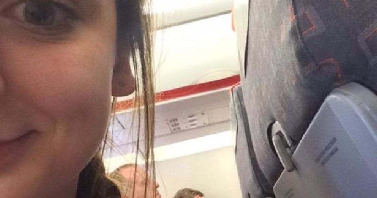 Тинейджер сфотографировала британского премьера за поеданием чипсов в бюджетном самолете