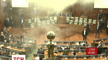 Парламент Косово забросали дымовыми шашками