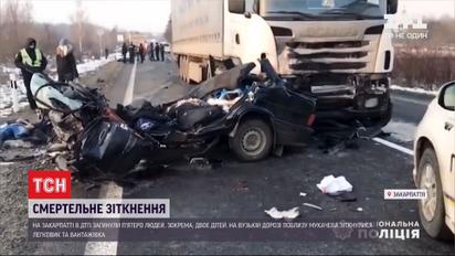 У Мукачево "Жигули" столкнулись с грузовиком, 5 человек погибли