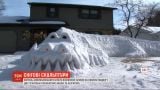 Американець зліпив зі снігу гігантські скульптури алігатора та акули на своєму подвір'ї