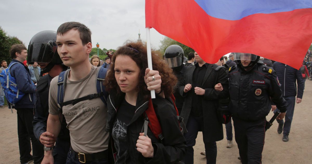 У Петербурзі мати попросила заарештувати її, щоб бути поруч із затриманою на протесті донькою