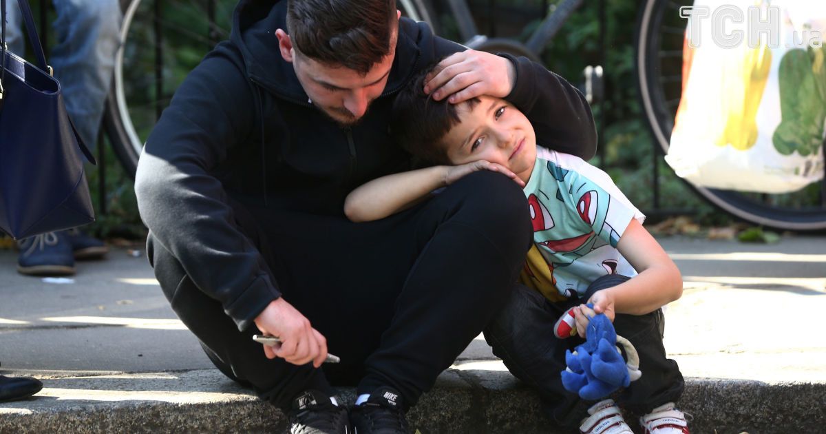 Без крыши над головой: Reuters опубликовал фото ошарашенных жильцов сгоревшего небоскреба в Лондоне