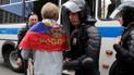 Прапори і кийки: як у Росії мітингувальників в автозаки "пакували"