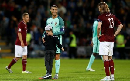 Юный фанат Роналду выбежал на поле и обнял кумира во время игры Латвия – Португалия
