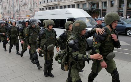 В Москве против двух митингующих завели уголовные дела за нападения на полицейского