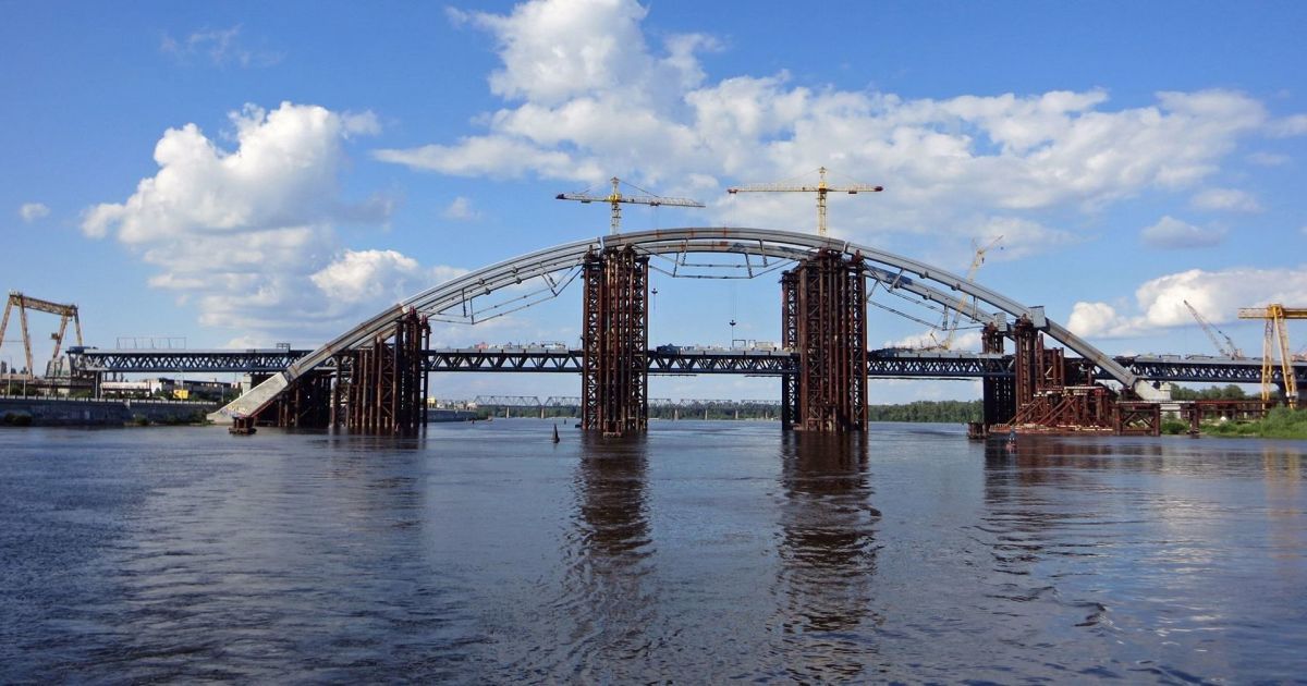 В Киеве кипит работа на Подольском мосту-долгострое. Как идет строительство