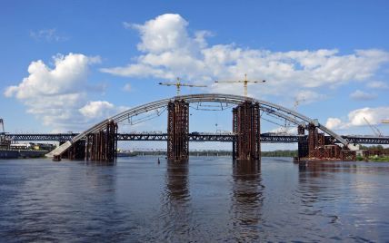 В Киеве кипит работа на Подольском мосту-долгострое. Как идет строительство