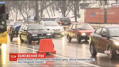 Транспортна ситуація: рух на Олени Теліги відновили, а центр паралізували затори