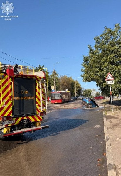 ДТП в Києві і прорив труби на вулиці Білицькій