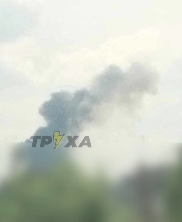Після вибуху у небо піднявся стовп диму.