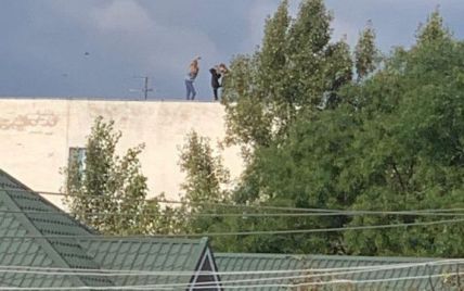 Заради "лайків" вилізли на край даху: в Ужгороді діти влаштували собі небезпечну фотосесію