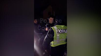Новини України: у Харкові блогер із Дніпра плюнув в обличчя та облаяв поліцейського