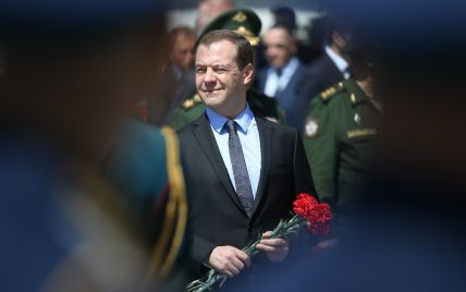 В неспокойный Кыргызстан прилетел российский премьер Медведев