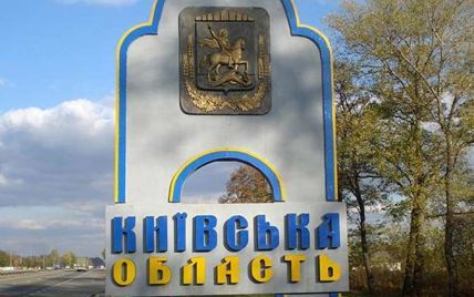 У Київській області прогриміла низка вибухів: видно яскраву заграву