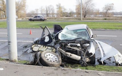 У Дніпрі водій знищив BMW об стовп, постраждали троє дітей