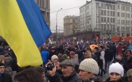 На жалобній ході в пам'ять про Нємцова затримують активістів з українською символікою