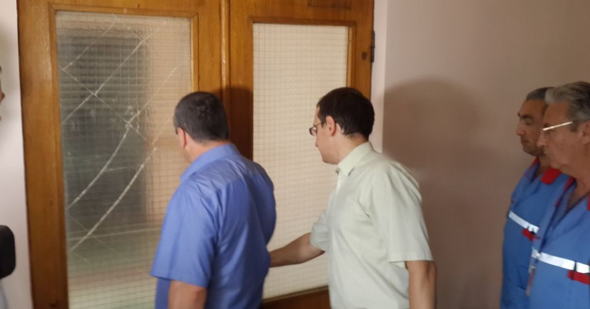 Працівників заблокували у будівлі