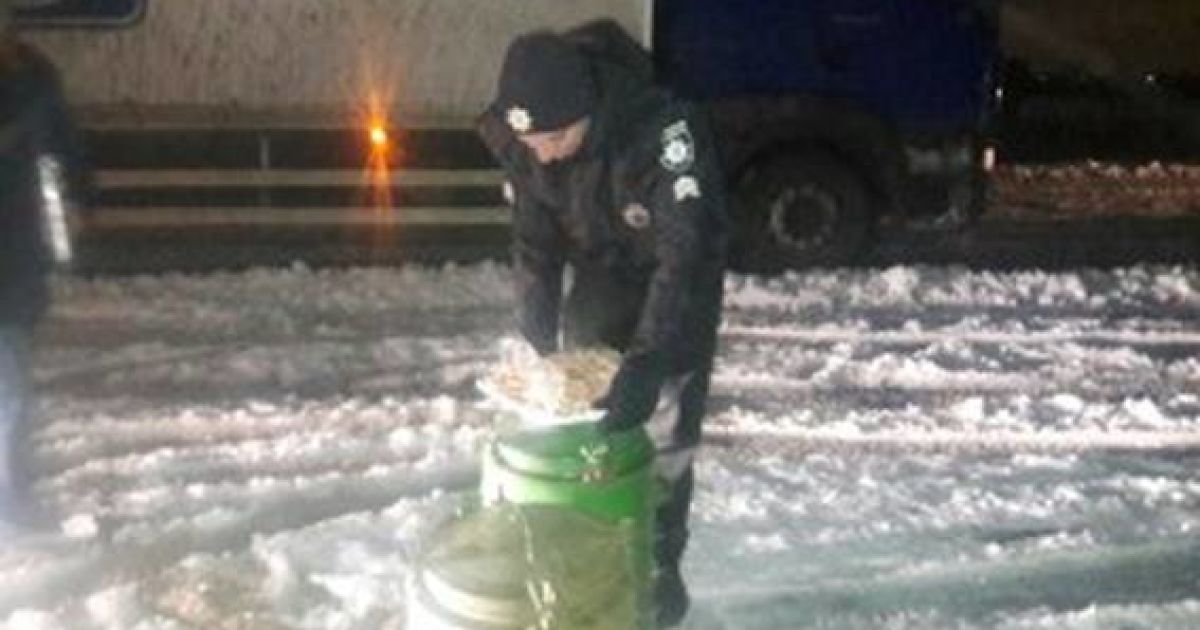 пункти допомоги водіям через снігопади_7 / © Національна поліція України