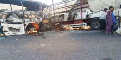 В Афганістані у кривавому зіткненні автобуса із бензовозом загинули десятки осіб