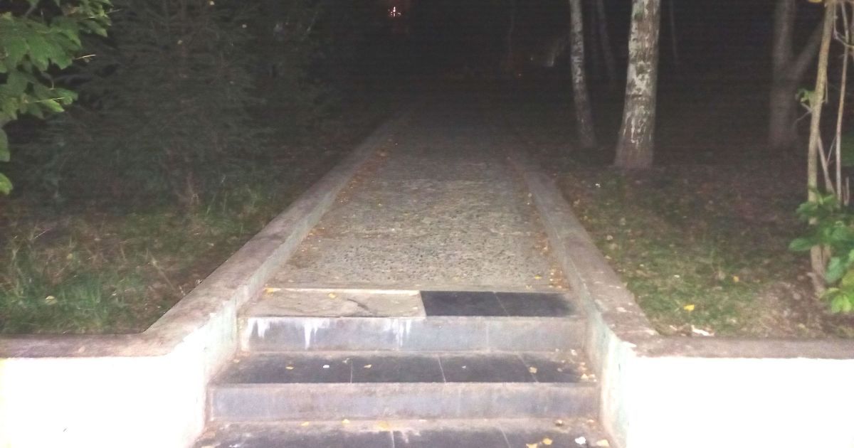 В Ровно незнакомец внезапно напал на 20-летнюю девушку посреди улицы и ударил ножом в живот: фото