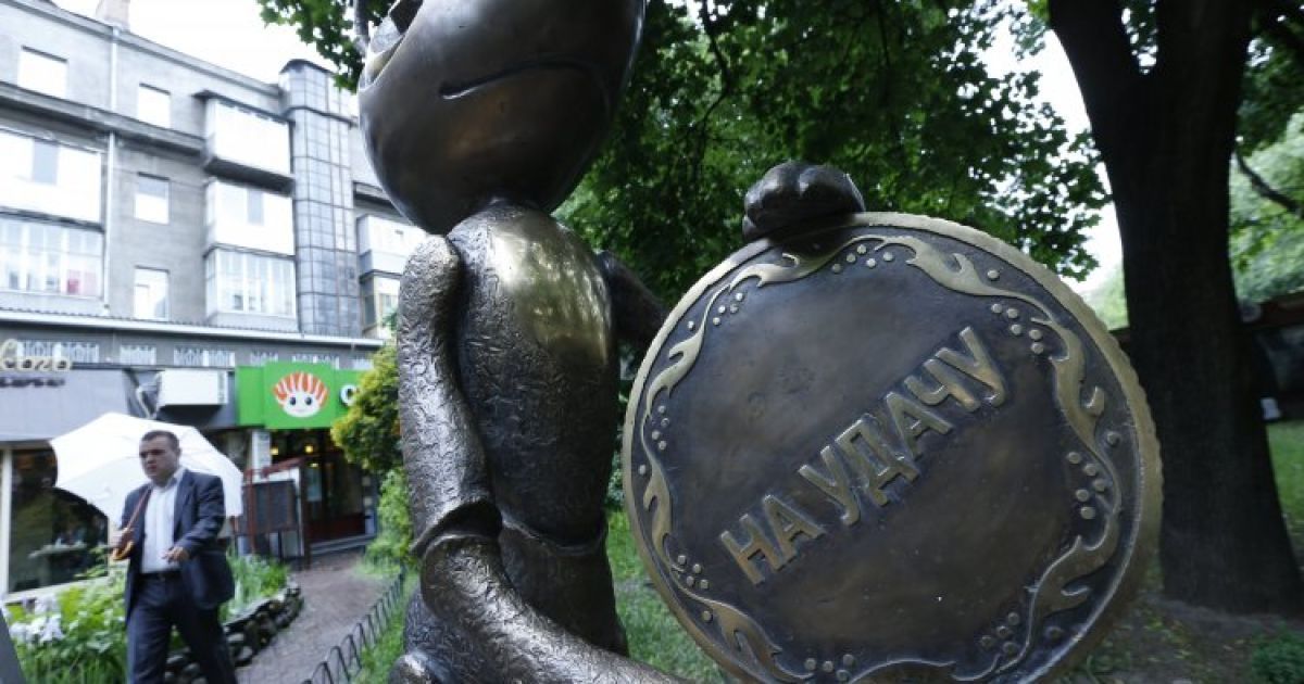 Скульптура закреплена надежно и никто не сможет ее повредить. / © УНИАН
