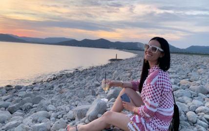Звезды на отдыхе: Маша Ефросинина в коротком наряде встретила закат на пляже Ибице