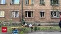 В Киеве ребенок наблюдает за тем, как родители разбирают завалы их дома