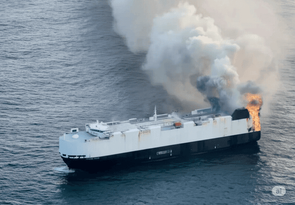 3000 китайских авто вместе с судном затонули в океане: подробности катастрофы, продолжавшейся три недели