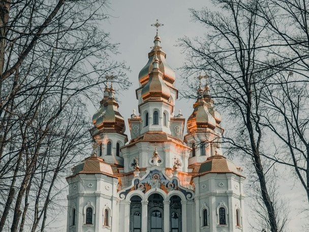 3 березня віряни святкують День пам’яті святих мучеників Євтропія, Клеоніка і Василіска / © pexels.com