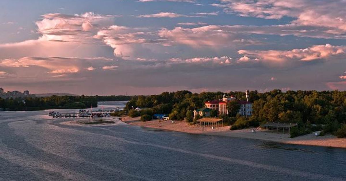 На пляжі "Чорторий" у Києві рятувальники витягли з води тіло потопельника