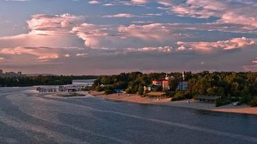 На пляжі "Чорторий" у Києві рятувальники витягли з води тіло потопельника