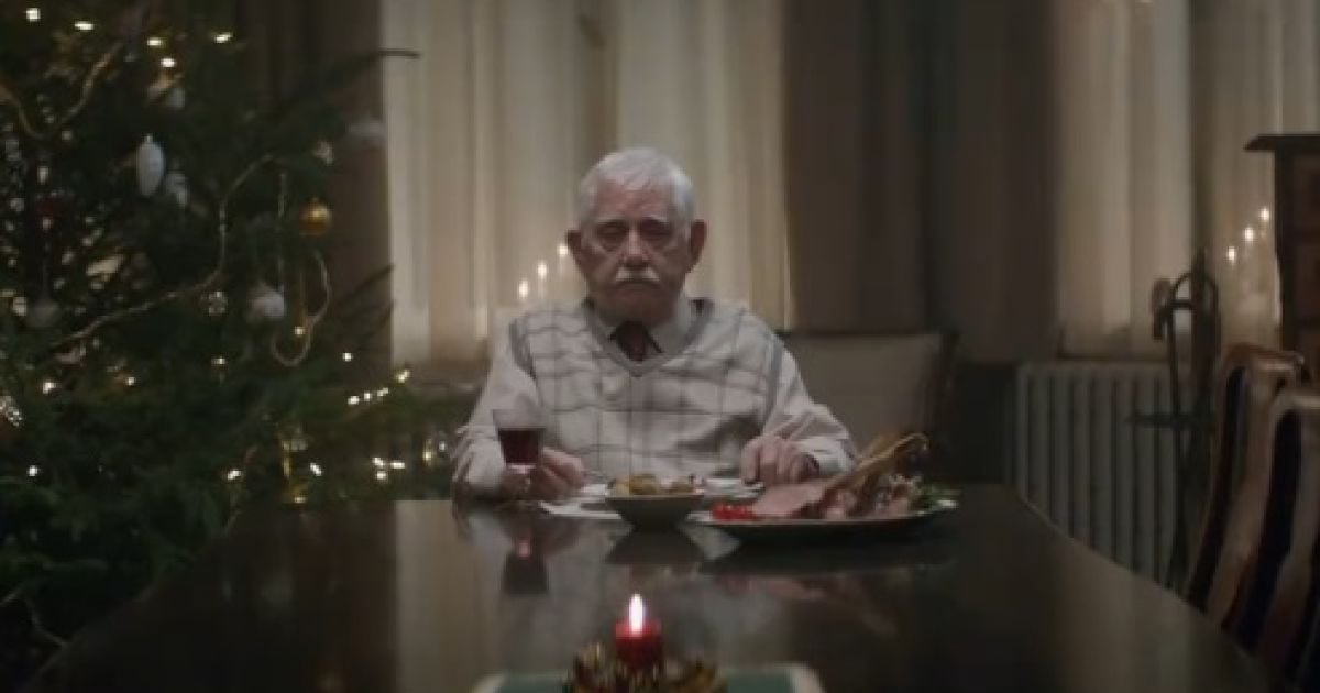 Смерть у свято. Мережу розчулило відео із дідусем, який зібрав родину за різдвяним столом у незвичний спосіб