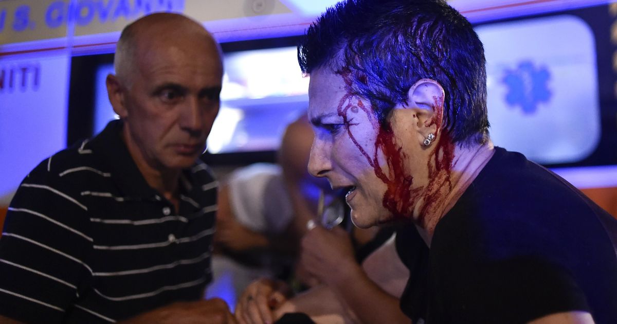 Напуганные взрывом зрители Лиги чемпионов начали убегать и в давке нанесли травмы друг другу