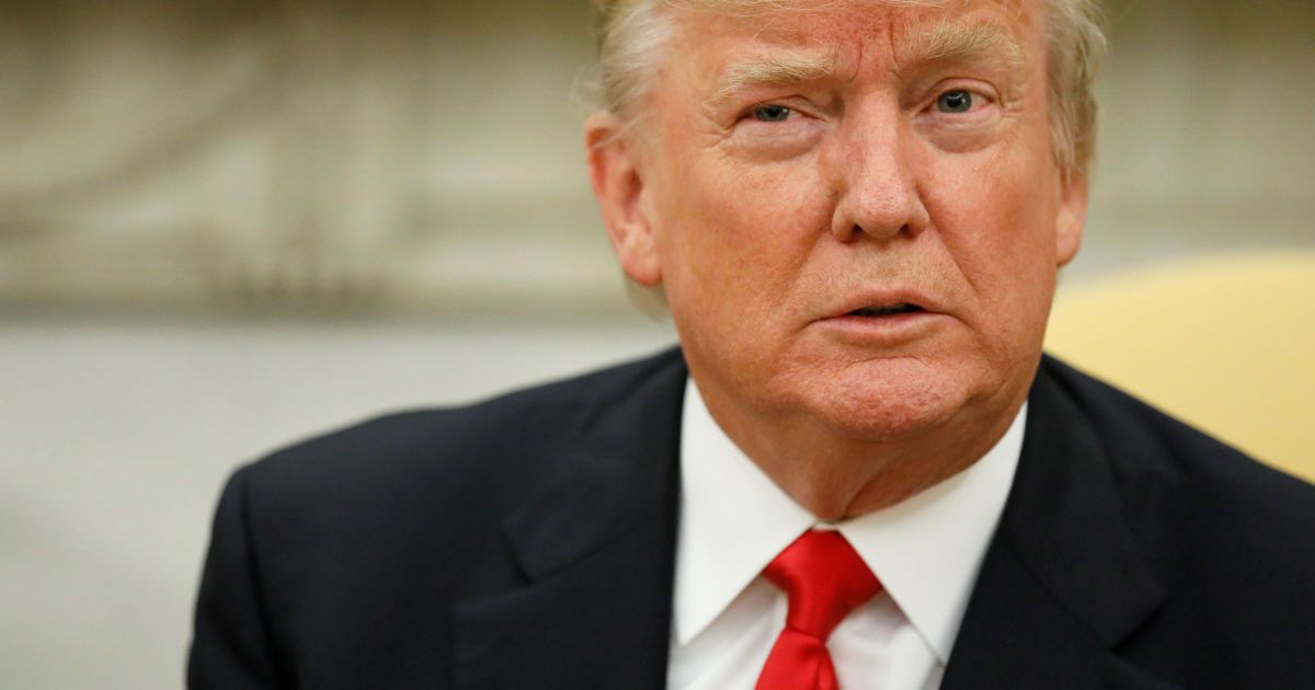 Торт з російським прапором та квиток до Москви. Як американці привітали Трампа з днем народження