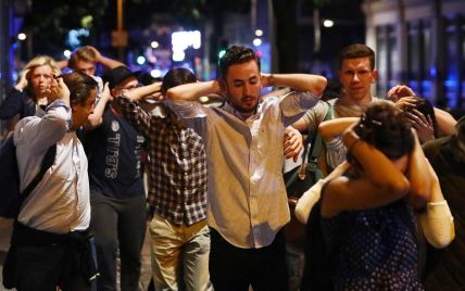 В Лондоне с территории, где произошли теракты, людей выводят с поднятыми над головами руками