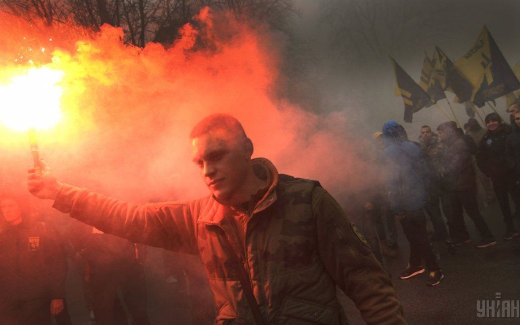 Марш бойцов полка "Азов" в поддержку задержанного СБУ Станислава Краснова. Глава гражданского корпуса "Азов-Крым", боец ​​"Азова" Станислав Краснов был задержан в ночь на 28 февраля на Киевщине. В СБУ утверждают, что он вместе со своей подругой Оксаной Шелест обустроили схрон со взрывчаткой. / © УНИАН